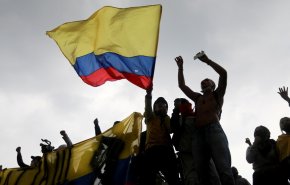 مقتل ضابط شرطة وإصابة 840 شخصًا باحتجاجات في كولومبيا