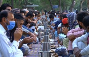 شاهد.. إنتشار واسع لموائد الإفطار في شوارع المدن الباكستانية