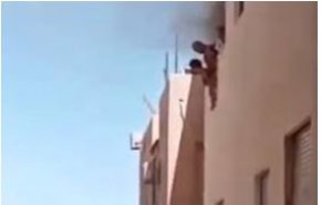 بالفيديو.. أب يلقي أطفاله من النافذة في بلد عربي