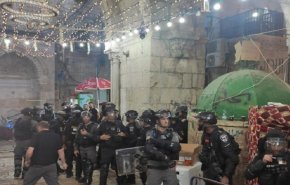 قوات الاحتلال تقتحم الأقصى فجر اليوم وتعتدي على المصلين