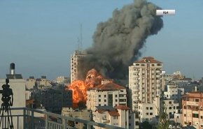 شاهد.. الاحتلال يقصف برج الشروق بغزة على الهواء مباشرة