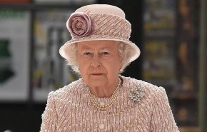 شاهد.. موقف محرج لمذيع على الهواء يعلن 'وفاة' ملكة بريطانيا!