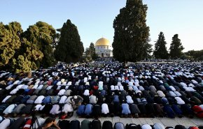 رغم القيود.. عشرات الالاف يصلون في المسجد الاقصی