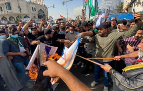 شاهد بالصور.. إحراق العلم الاسرائيلي والأميركي في بغداد