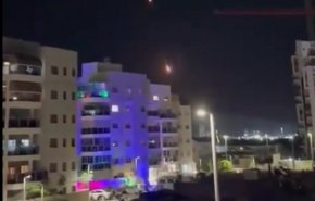 شاهد.. المقاومة الفلسطينية تطلق رشقة من الصواريخ تجاه المدن المحتلة 