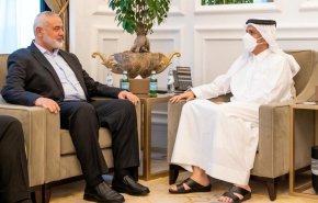 وزير الخارجية القطري يتباحث مع هنية في الدوحة