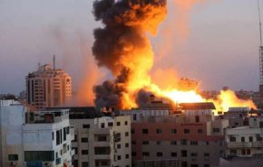 بالفيديو... صراخ واندلاع حريق بعد سقوط صاروخ على جسر في تل أبيب