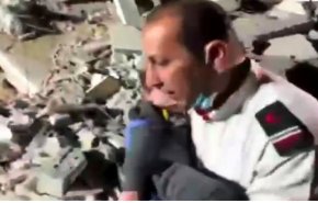 شاهد/ لقطات مؤثرة لأب انتشل طفله من تحت الأنقاض بغزة 