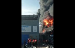 شاهد اندلاع حريق هائل في مصنع للإسفنج في غزة تعرض لقصف إسرائيلي