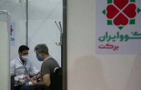 تطعيم أول لقاح إيراني مضاد لكورونا لعشرة آلاف شخص