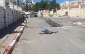 شاهد.. استشهاد شاب فلسطيني برصاص شرطة الاحتلال في الخليل