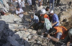 انتشال جثامين الشهداء من تحت الأنقاض بخان يونس وغزة
