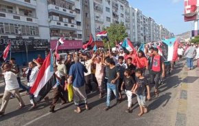 تظاهرة شعبية حاشدة في عدن تطالب بوضع حد لمعاناة المواطنين