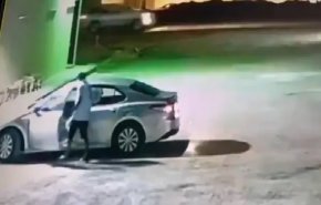 شاهد/لقطات تحبس الأنفاس لسرقة سيارة وخطف امرأة في الرياض