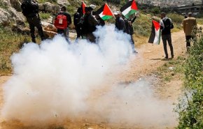 إصابة عشرات الفلسطينيين خلال تفريق الاحتلال مسيرات بالضفة