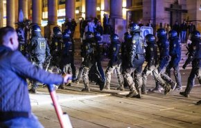 مجروح شدن 5 پلیس در درگیری با معترضان به محدودیت‌های کرونایی در اشتوتگارت
