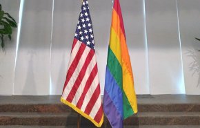 بحرینی ها برافراشته شدن پرچم همجنس گرایان در سفارت آمریکا در بحرین را محکوم کردند