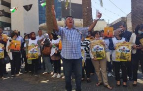 نابلس...متظاهرون يدعون لمقاطعة منتجات الاحتلال