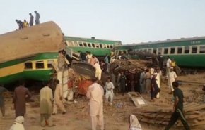 عشرات القتلى والجرحى باصطدام قطارين في باكستان + فيديو