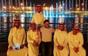 شاهد: مستوطن يهودي يلتقط صورة مع أصدقاءه السعوديين في قلب المملكة