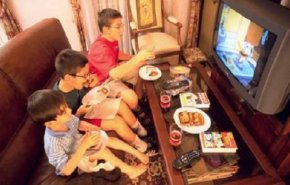 مشاهدة التلفاز أثناء تناول الطعام تضعف القدرة اللغوية للأطفال