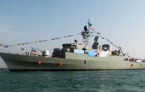 شاهد: انضمام المدمرة 'دنا' وكاسحة الألغام 'شاهين' لأسطول البحرية الإيرانية