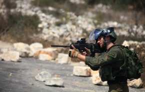 قوات الإحتلال تعتقل شابين فلسطينين بعد اطلاق النار عليهما في الضفة