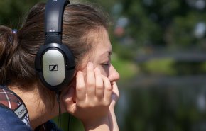 منها فقدان السمع.. 5 أضرار قد يتسبب بها الاستخدام المفرط لسماعات الأذن