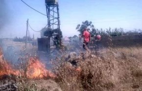 عامل كهرباء سوري يخاطر بحياته لتفادي حريق كبير

