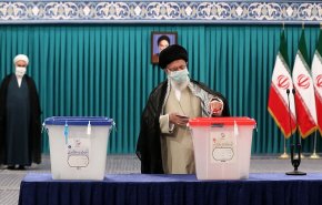 قائد الثورة الإسلامية يدلي بصوته في الانتخابات الرئاسية الايرانية + فيديو