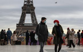 فرنسا تتخلى عن إلزامية وضع الكمامات في الخارج 