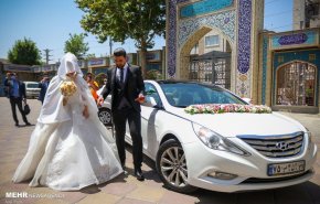 شاهد: ايرانيون يشاركون فرحة زفافهم عبر التصويت في الانتخابات