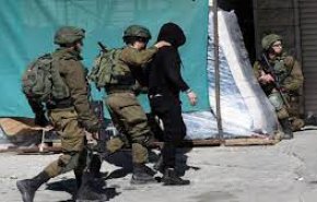 الاحتلال يواصل إعتقال فلسطينيي حي الشيخ جراح والاعتداء عليهم