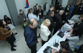 فتح مراكز الاقتراع للانتخابات التشريعية المبكرة في أرمينيا
