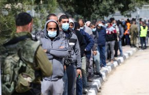 'هآرتس': 'إسرائيل' نهبت عشرات ملايين الشواقل من العمال الفلسطينيين