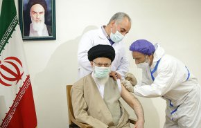 قائد الثورة الاسلامية يتلقى اللقاح الايراني المضاد لكورونا + فيديو