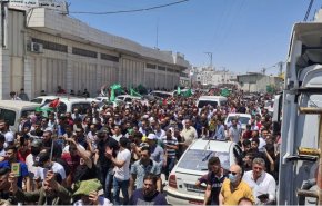 بالصور.. الآلاف يشاركون في تشييع جثمان الناشط نزار بنات