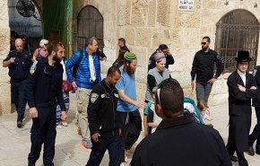 عشرات المستوطنين يقتحمون باحات الأقصى بحماية الاحتلال