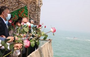ايران..نثر الورود في موقع شهداء الجريمة الأميركية+فيديو