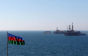 مؤسسة النفط في أذربيجان: حريق بحر قزوين سببه ثوران بركاني (فيديو)