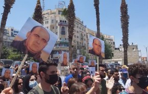 مظاهرة حاشدة على دوار المنارة برام الله تنديدًا باغتيال الناشط نزار بنات