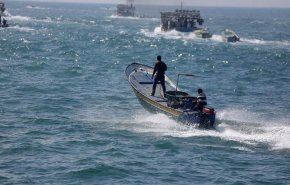 الاحتلال يوسع مساحة الصيد ويسمح بإدخال المواد الخام لغزة