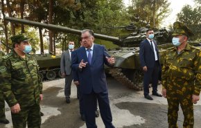 رئيس طاجيكستان يتفقد الحدود مع أفغانستان