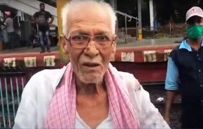 بالفيديو.. إنقاذ عجوز هندي من الموت دهسا بعجلات القطار 
