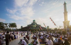 الإندونيسيون يحتفلون بعيد الأضحى في ظل قيود كورونا المشددة