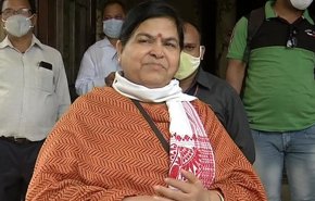 وزيرة هندية تطالب الجماهير بدفع المال مقابل التقاط سيلفي معها