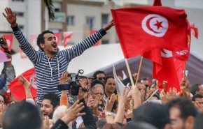 مناوشات بين أنصار الرئيس التونسي وأنصار 'النهضة' أمام البرلمان