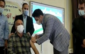 مخترع اللقاح الايراني يطعم والده ضد فايروس كورونا