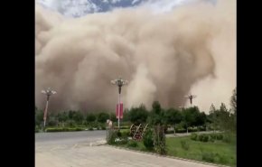 مشهد مرعب.. عاصفة رملية بارتفاع 300 متر تبتلع مدينة صينية