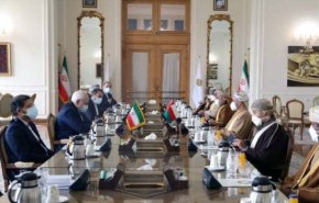 ظريف يؤكد على رفع مستوى العلاقات بين طهران ومسقط